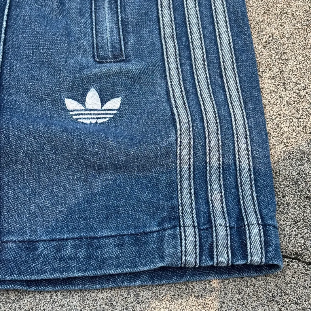 𝟬𝟱𝟰𝟳#Exclusive real shot/difference between various stolen pictures and online picture versions on the market [𝗔𝗱𝗶𝗱𝗮𝘀Adidas Song Yuqi Same Style Clover American Trendy Denim Shorts] ✅Full set of 1:1 customized accessories ➕Customized three-label ➕𝗬𝘂𝗮𝗻 version hang tag ➕𝗹𝗼𝗴𝗼 packaging bag🔥 ➕Scan the tag to enter the official website. ✅Top Original version, ins Xiaohongshu Dewu Kuaishou and many bloggers wear it. ✅Washed denim + three-stripe design, the clover logo is super recognizable✨. Loose fit, comfortable to wear and Breathable, suitable for summer commuting, leisure, and sports! With Versatile attributes, it can be worn casually and easily switch between street or vacation styles. It is a must-have item in your summer wardrobe! Color: Blue Size: xs-x L